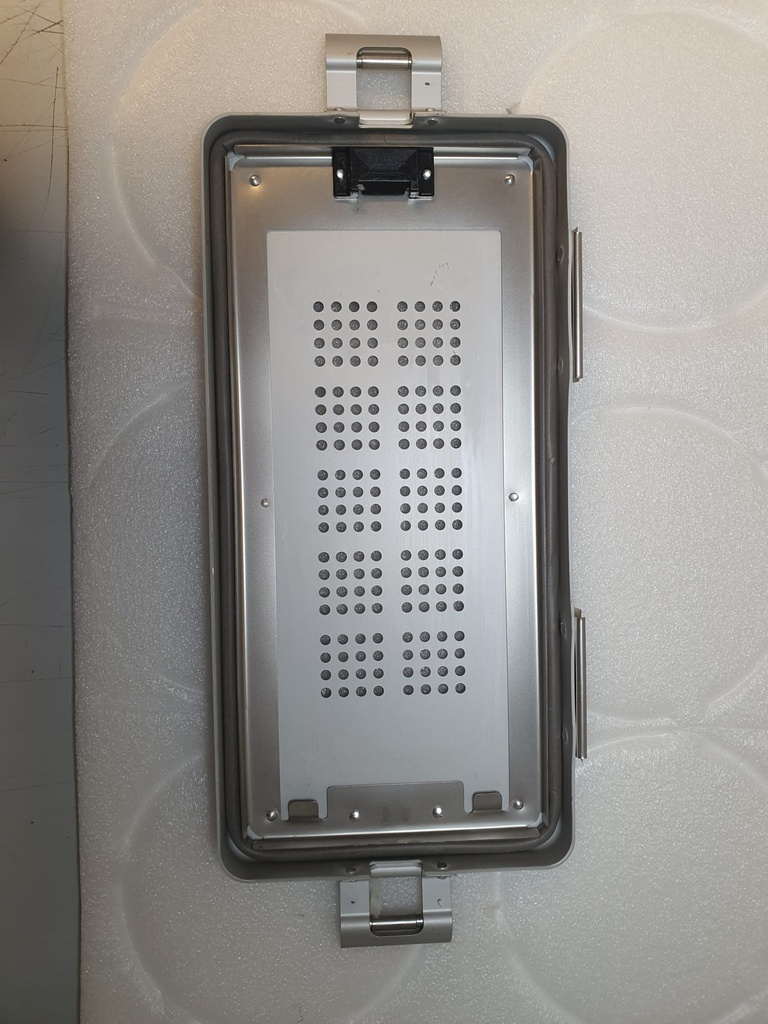 Silberner Deckel zu Klein-Set-Container, perforiert , 300 x 140 mm, mit Papierfilter und Halterung für Etiketten - Mit Kratzern