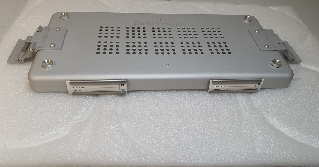 Silberner Deckel zu Klein-Set-Container, perforiert , 300 x 140 mm, mit Papierfilter und Halterung für Etiketten - Mit Kratzern