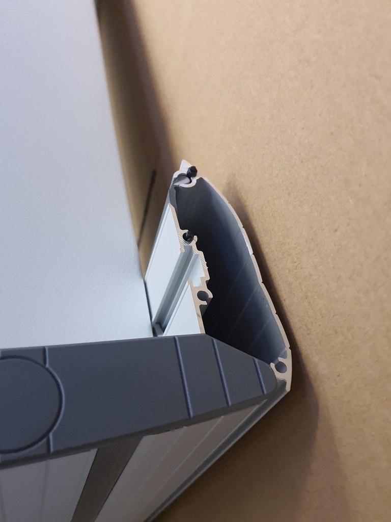 Endoskopie-/ Gerätewagen, H = 139,5 cm, B = 60 cm, 4 Rollen, 4 Ablageböden, 1 Schubfach, 2 Energiesäulen, Standardfarbe: weiss/ grau - Eine der beiden oberen Schutzabdeckungen hat eine gebrochene Klammer.